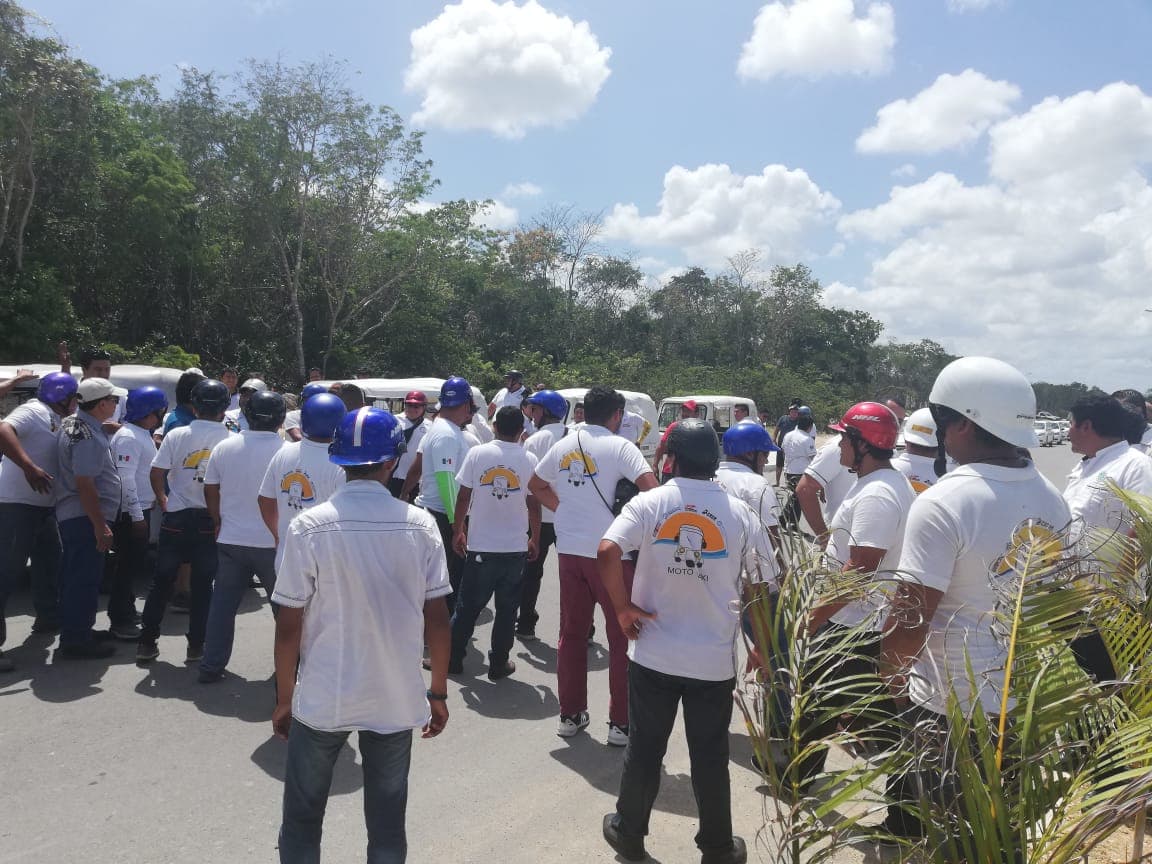Taxistas inconformes bloquean a mototaxistas en Playa del Carmen