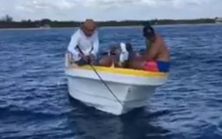 Descubren a embarcación pescando en área protegida en Cozumel