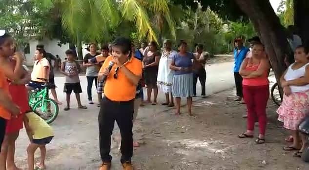 Borrachos se burlan de candidato por ser ciego