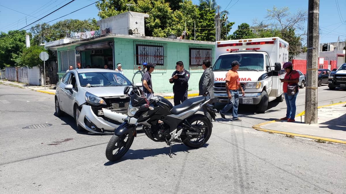 Funcionario de Cozumel choca contra motociclista y es despedido