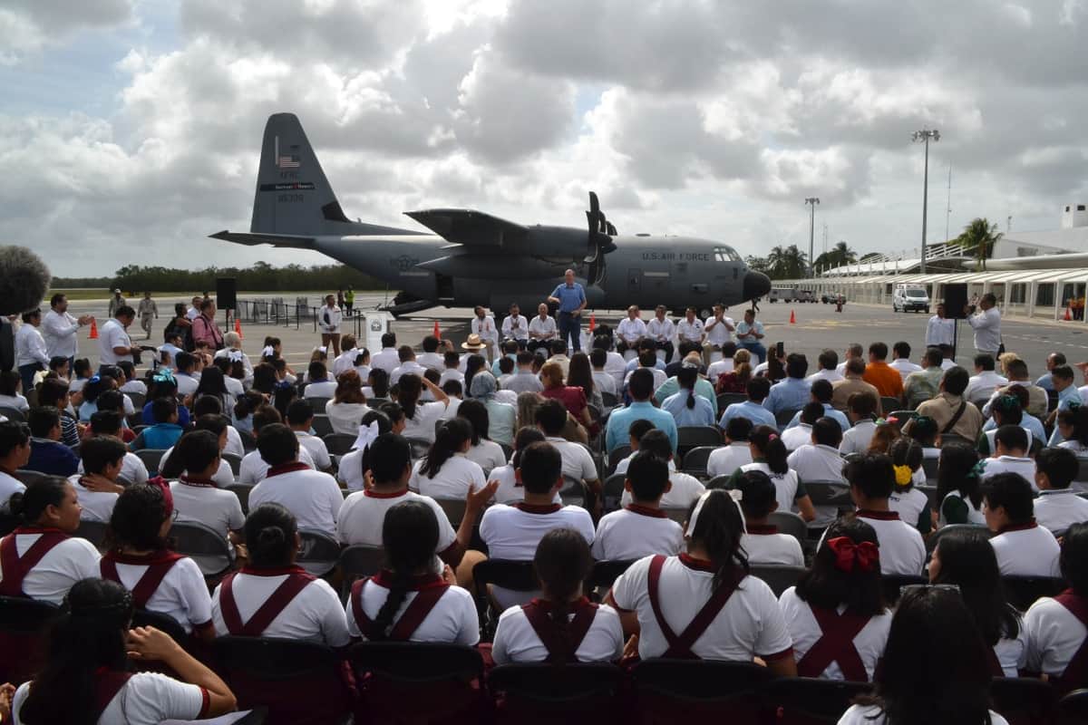 Aviones cazahuracanes se convierten en centros interactivos para estudiantes