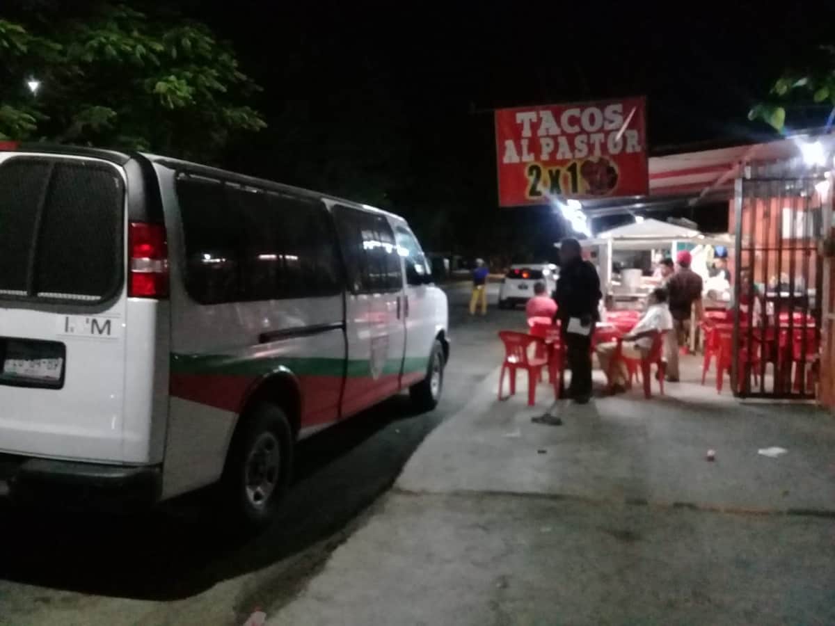 Nicaragüense convence a agente del INM de invitarle los tacos, luego escapa