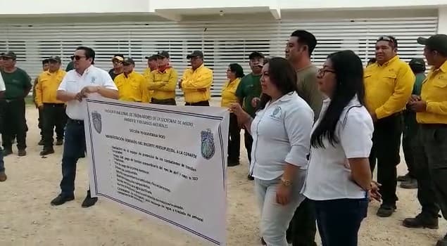 Protestan empleados de Conafor por recortes y carencias