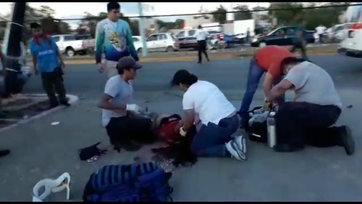 Coche se lleva a peatona y poste, en Chetumal