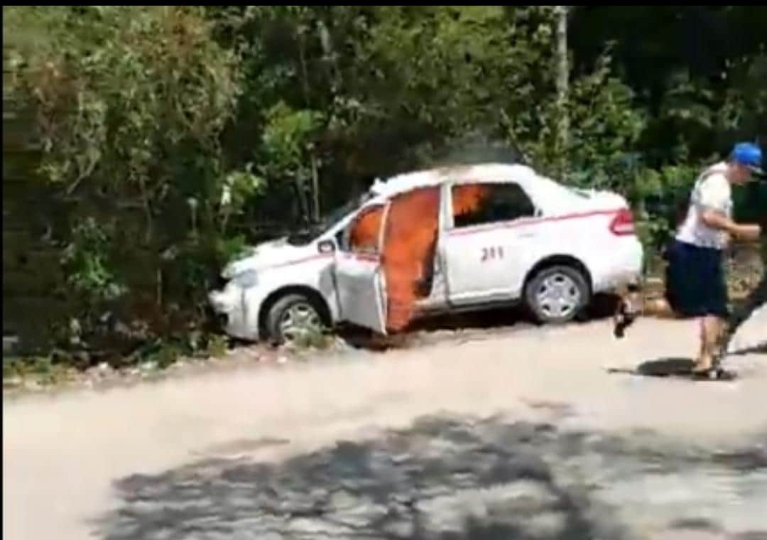 Estalla violencia entre taxistas y mototaxistas en Tulum; incendian unidad