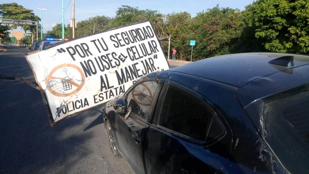 Se estampa con aviso de la policía estatal, que pedía "manejar con precaución"