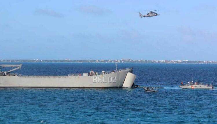 Combaten sargazo por cielo, mar y tierra