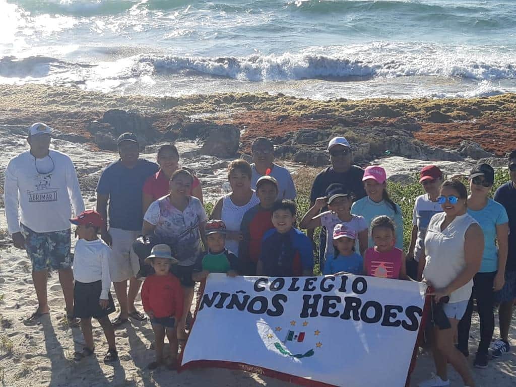 Preocupados por el ambiente, escuela de Cozumel limpia las playas de la isla
