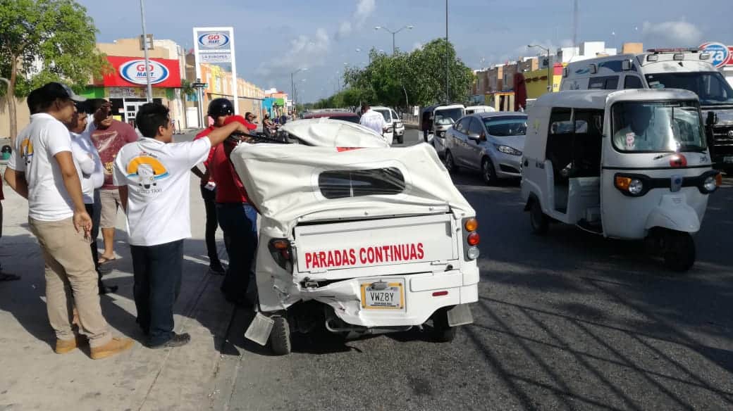 Mototaxi con pasajeros choca contra camioneta en Villas del Sol