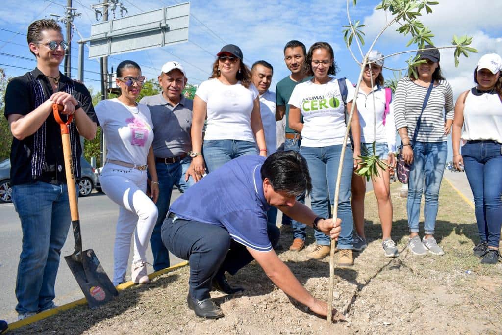 Víctor Mas inicia campaña de reforestación en Tulum