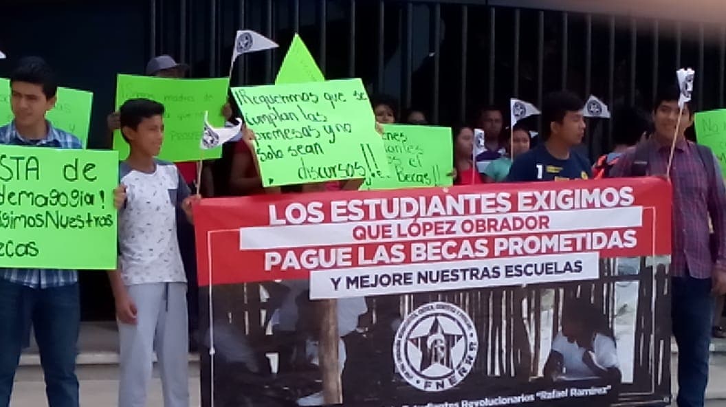 Estudiantes en Chetumal exigen el pago de becas al gobierno federal