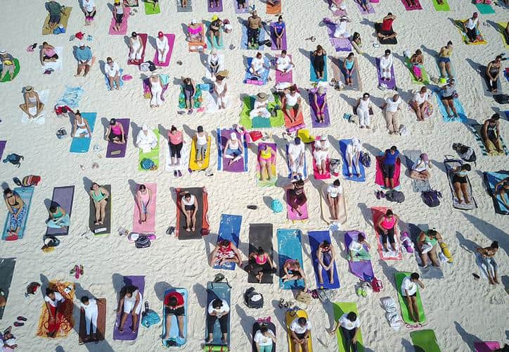 Playa Delfines será escenario de clase masiva de yoga este sábado