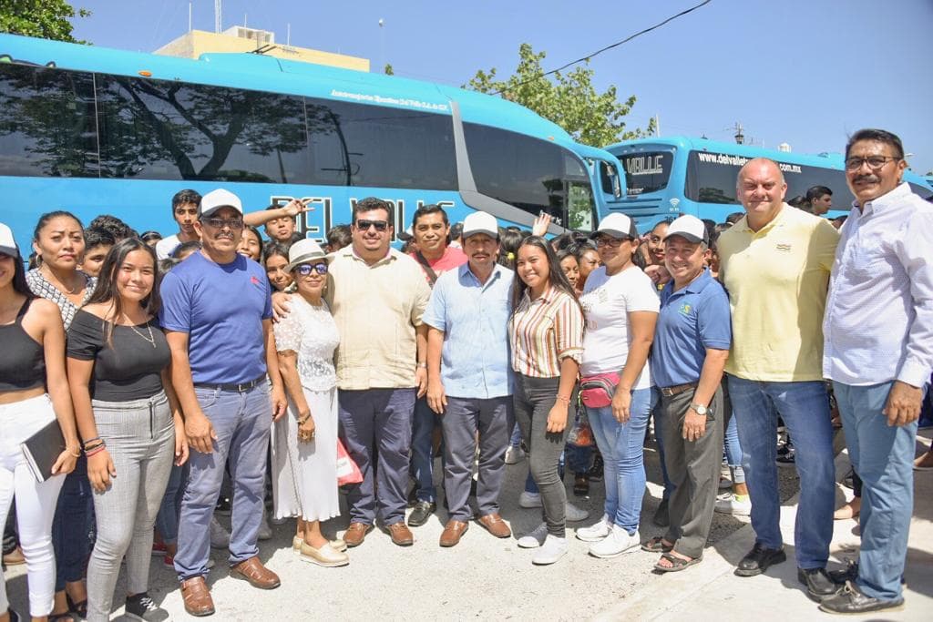Víctor Mas junto con sector empresarial premia a estudiantes con concierto en Yucatán