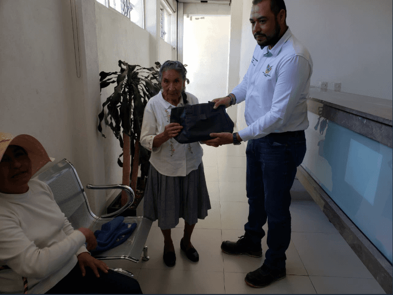 Pareja de la tercera edad olvida 5 mil pesos en autobús y se los devuelven