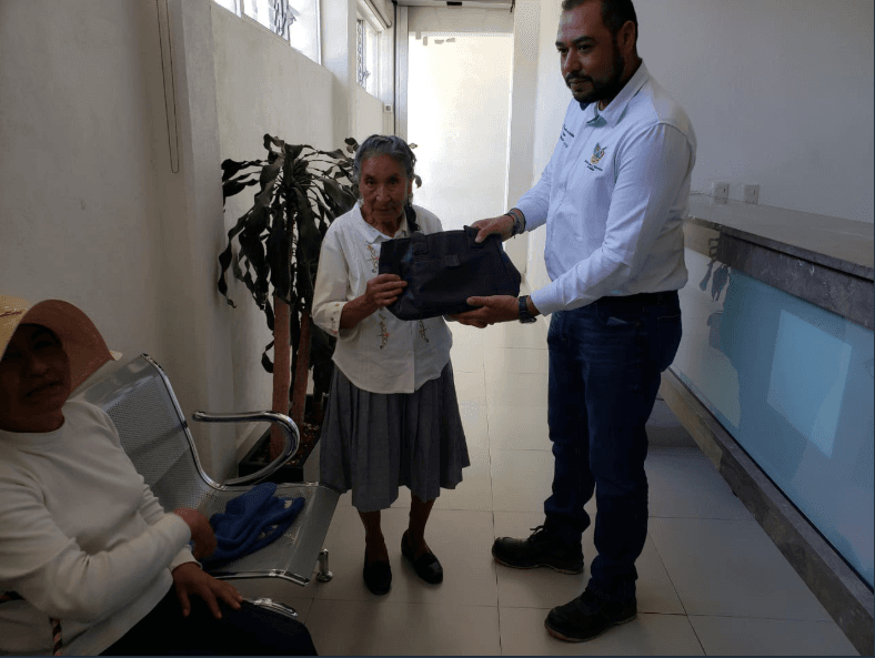 Pareja de la tercera edad olvida 5 mil pesos en autobús y se los devuelven