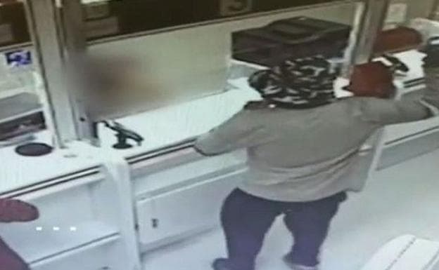 Asaltaba bancos con un aguacate como granada