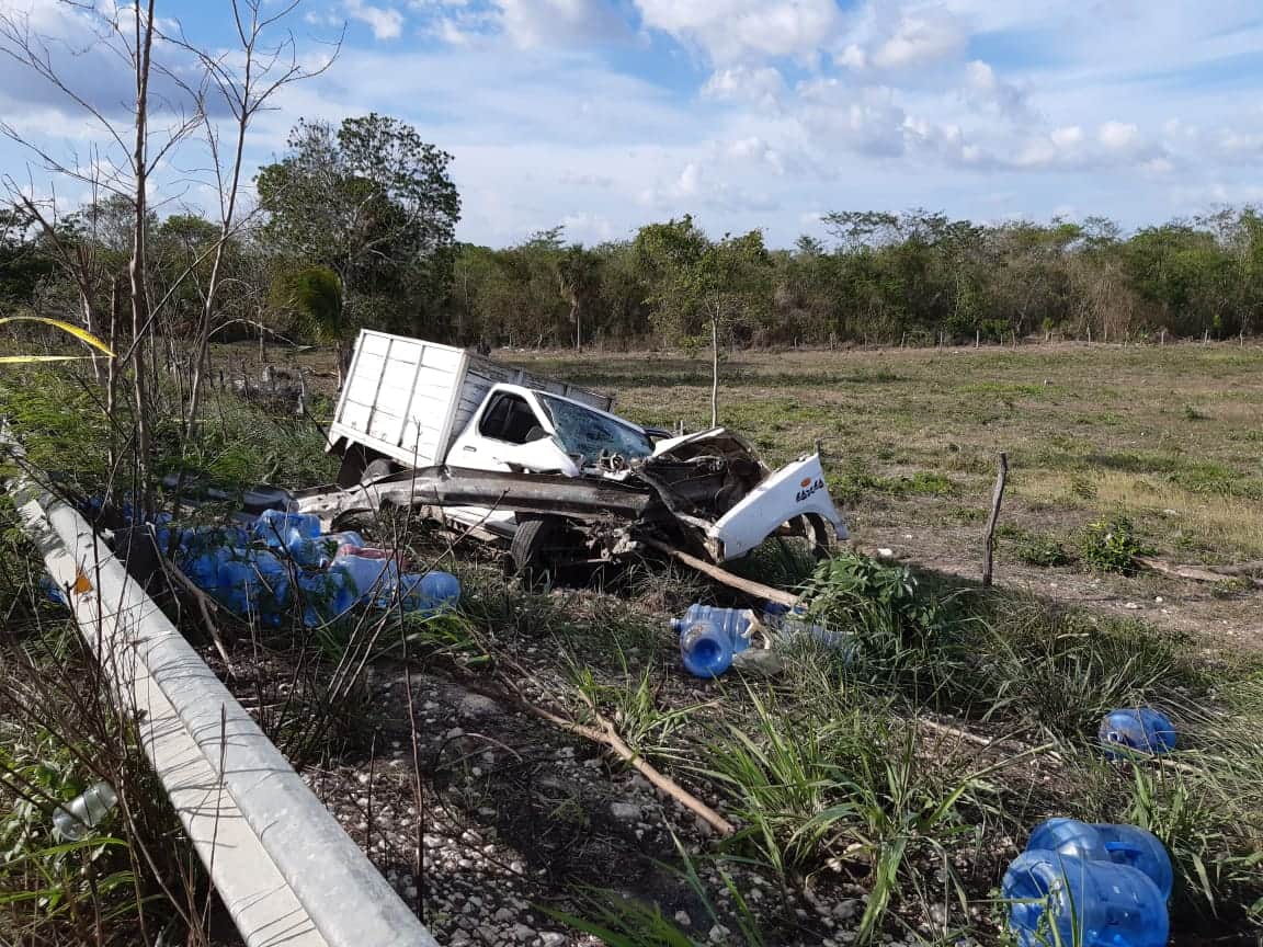 Pierde el control de su camioneta y muere