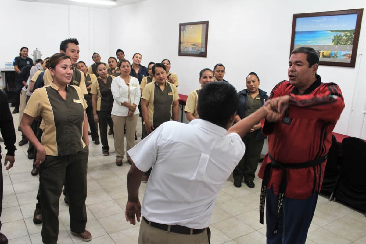 Policía de Solidaridad imparte talleres de defensa personal
