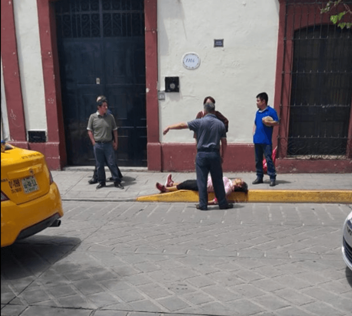 Mujer es captada robando y se hace "la muertita" para evitar ser detenida