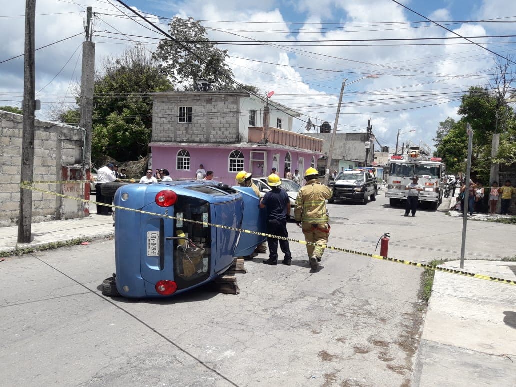 Aparatoso accidente en Cozumel no deja lesionados de milagro