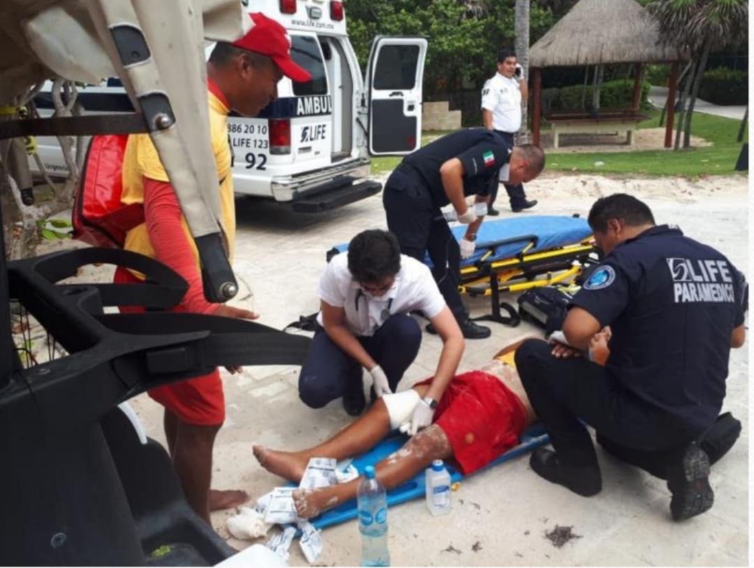 Ambulante balea a guardavidas en playa de Tulum