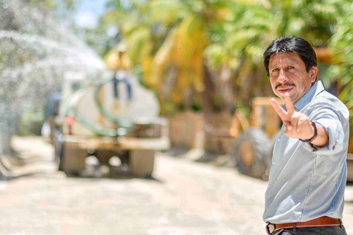 Víctor Mas supervisa trabajos de reparación del camino Tulum-Punta Allen