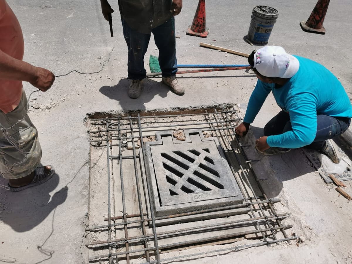 Trabajan en desazolve de pozos pluviales en Tulum
