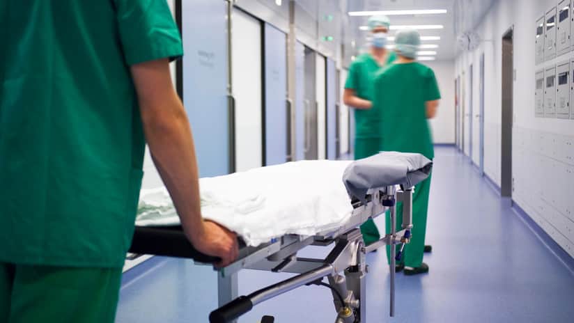 Descubrió a un compañero de trabajo con su novia y le corta el pene con un machete