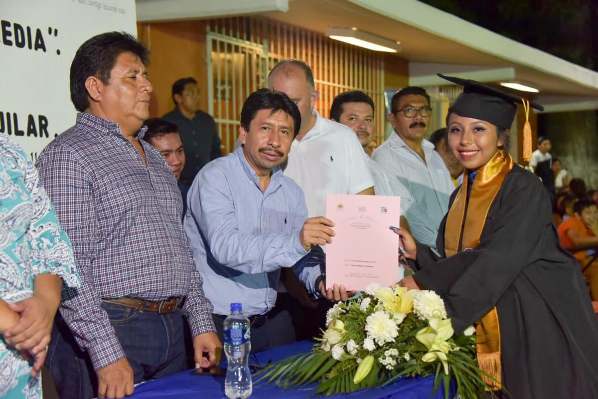 Víctor Mas acude a graduación de alumnos de la telesecundaria "Pascual Coral Heredia"