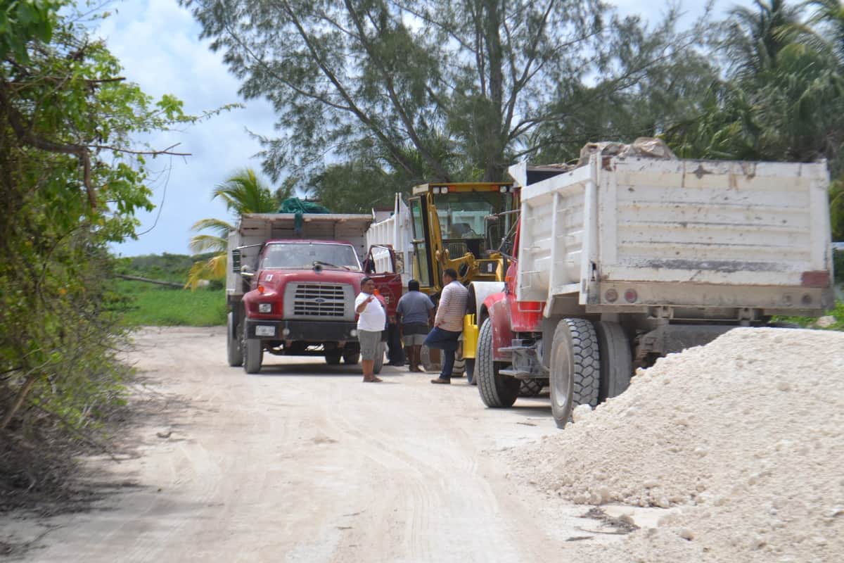 Volquereros de Cozumel pararon sus máquinas por falta de pago