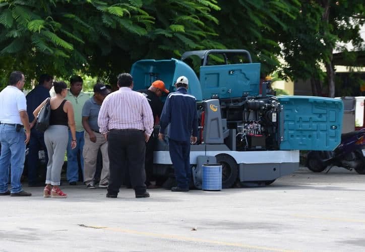 Gobierno de Cozumel lidia con barredora inservible desde la administración pasada