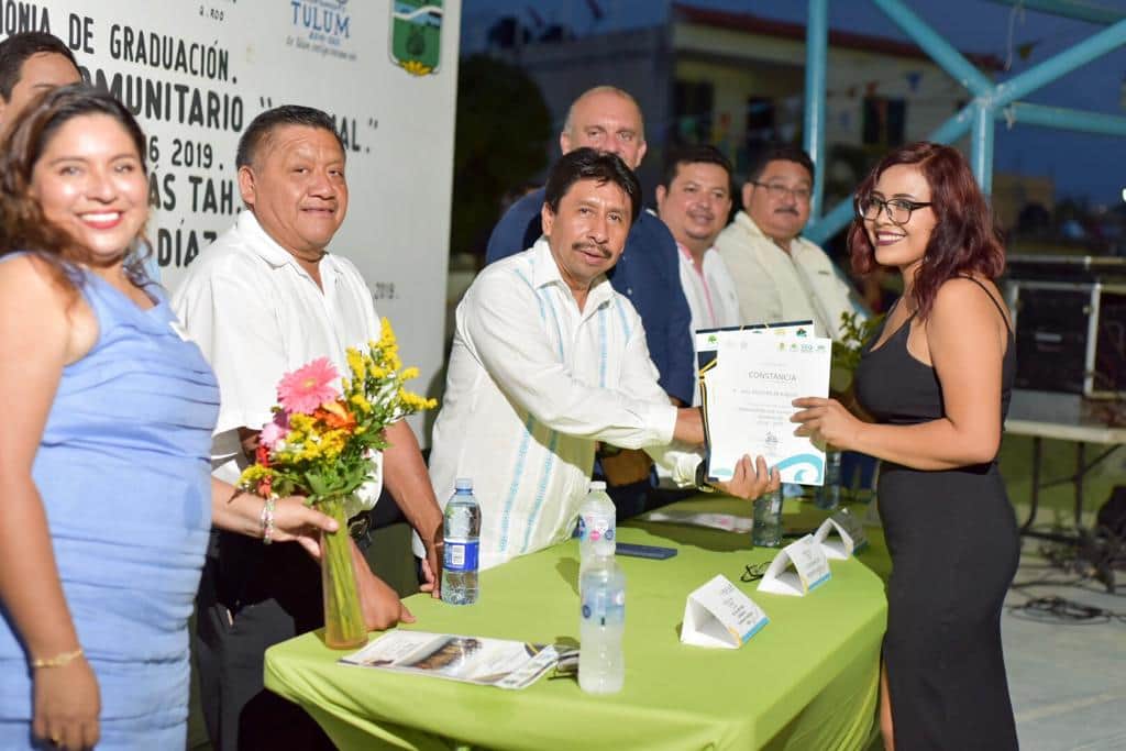 Víctor Mas Tah preside clausura de Telebachillerato en Akumal