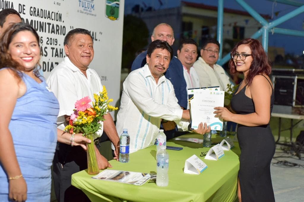 Víctor Mas Tah preside clausura de Telebachillerato en Akumal