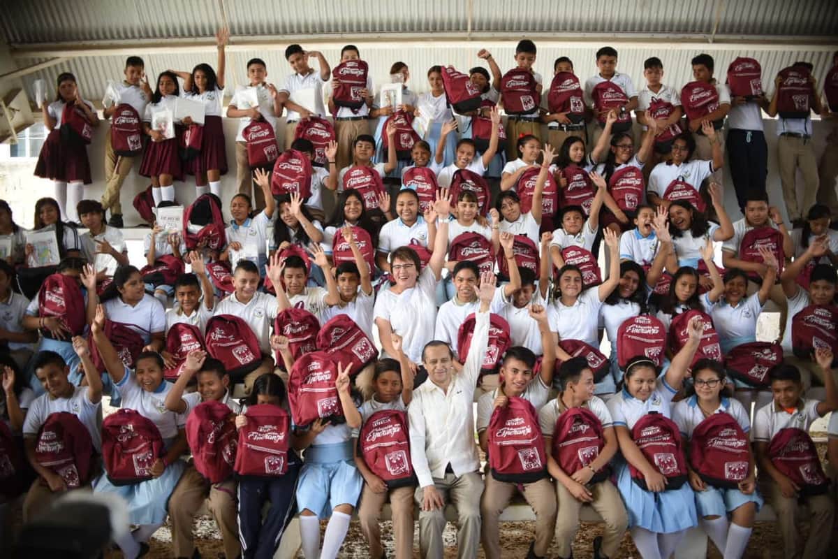 Entrega paquetes escolares en Solidaridad