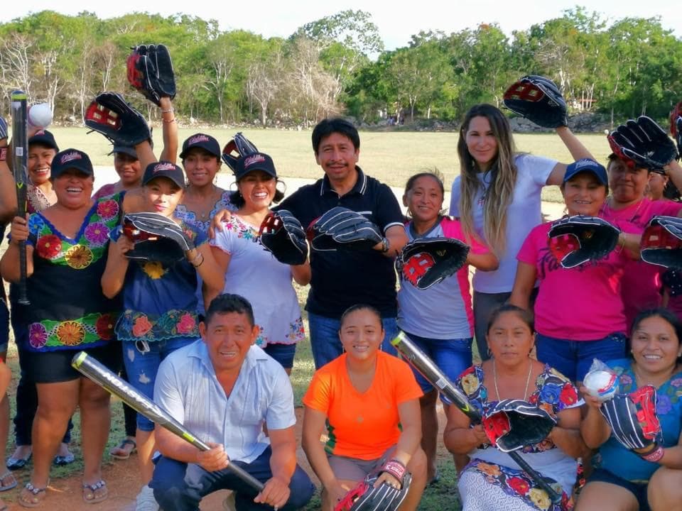 Víctor Mas impulsa el deporte y entrega material deportivo en Tulum