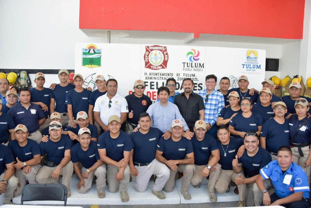 Víctor Mas celebra “Día del Bombero” en Tulum