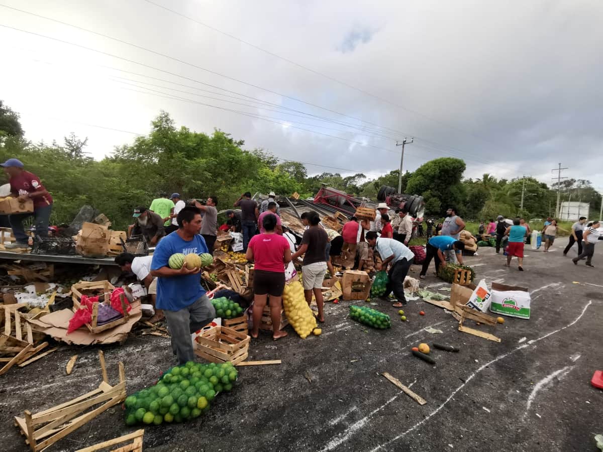 Vuelca tráiler con fruta en Xul-Ha; gente hace rapiña