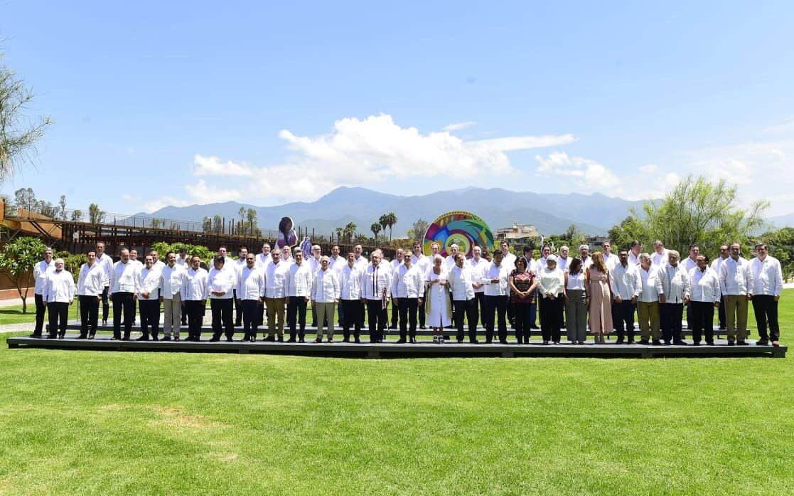 Carlos Joaquín asiste a reunión con AMLO y gobernadores en Oaxaca