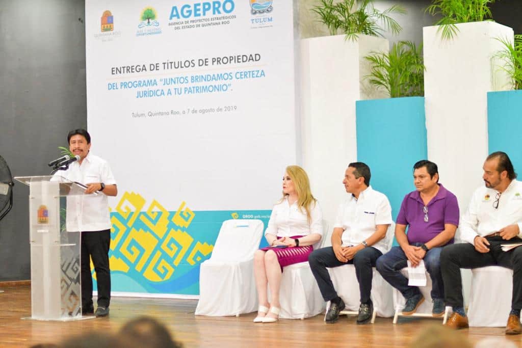 Entrega Carlos Joaquín, títulos de propiedad a dueños de predios en el estado