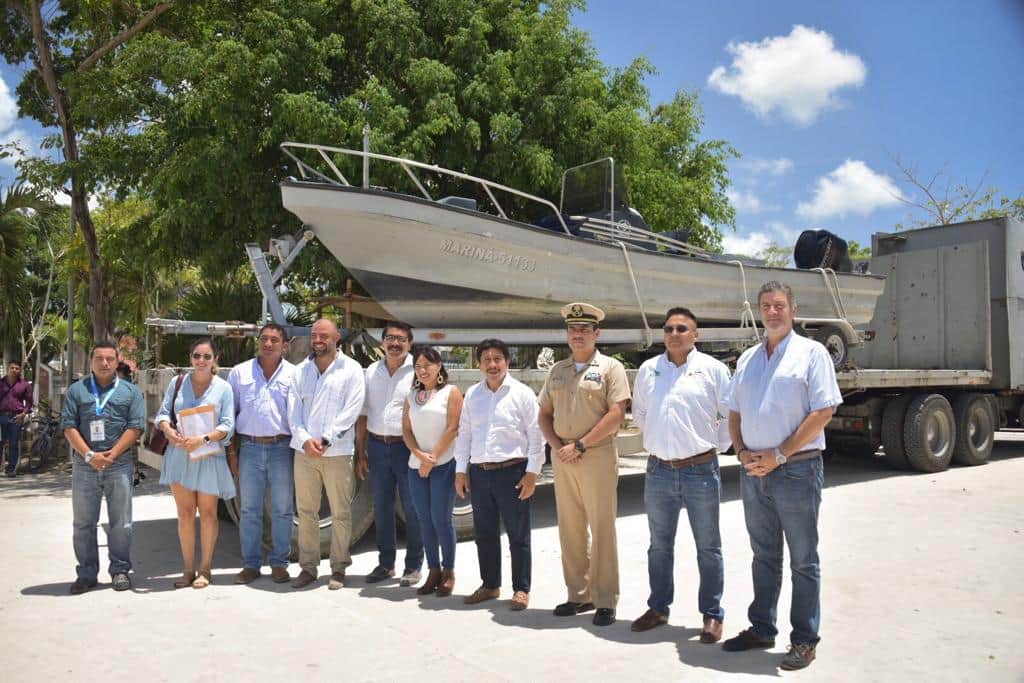 Marina entrega embarcación a Tulum para combate al recale de sargazo
