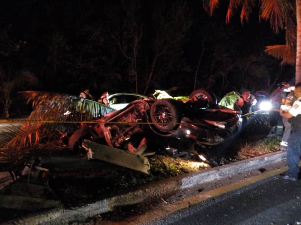 Trágica noche, dos prensados en accidente en Cancún