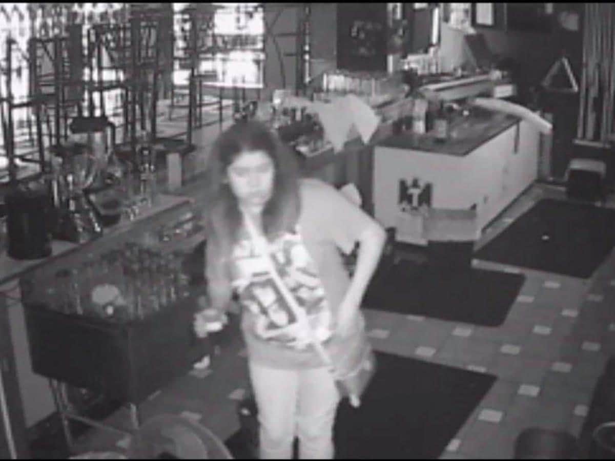 Aprovechó para seguir la fiesta al quedarse encerrada en un bar