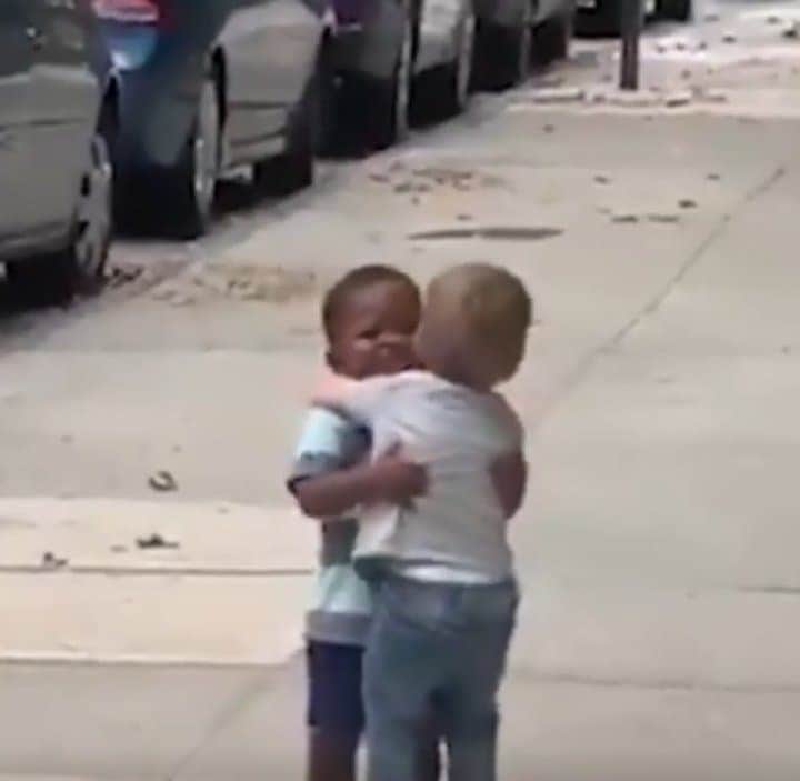 Abrazo emotivo entre dos niños se vuelve viral