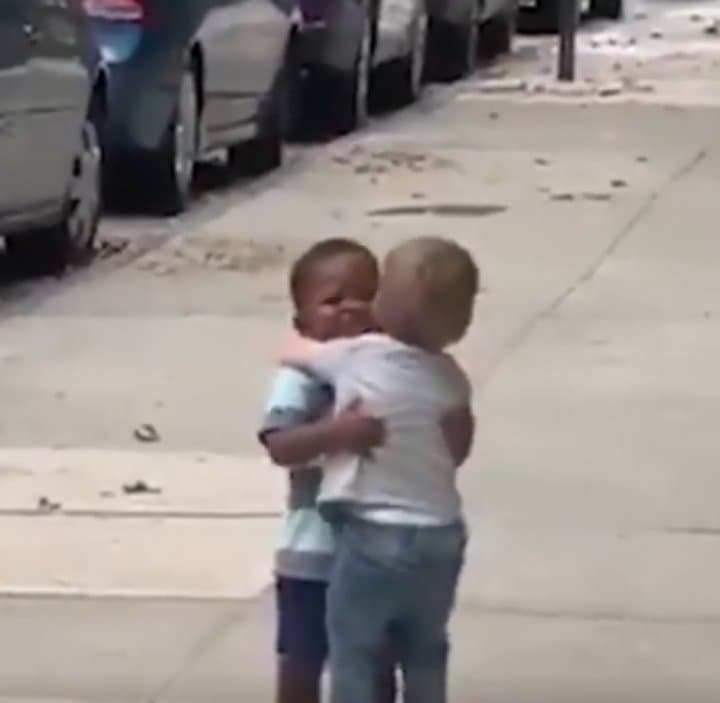 Abrazo emotivo entre dos niños se vuelve viral