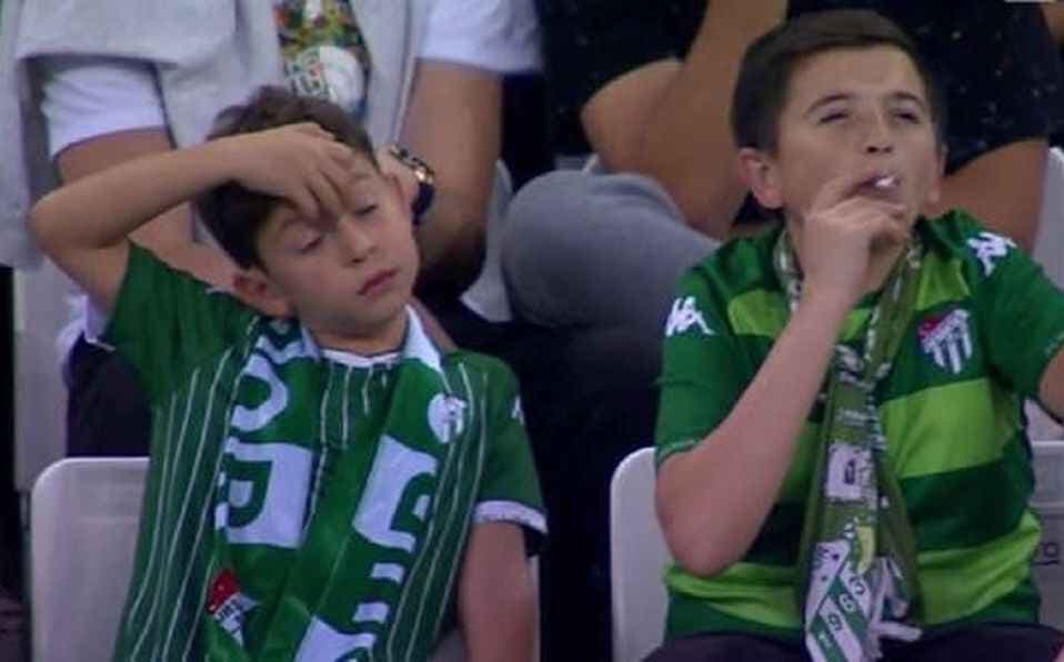 El misterioso caso del 'niño' fumador