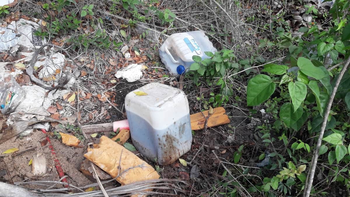 Contaminan subsuelo de Cozumel con botes de aceite quemado