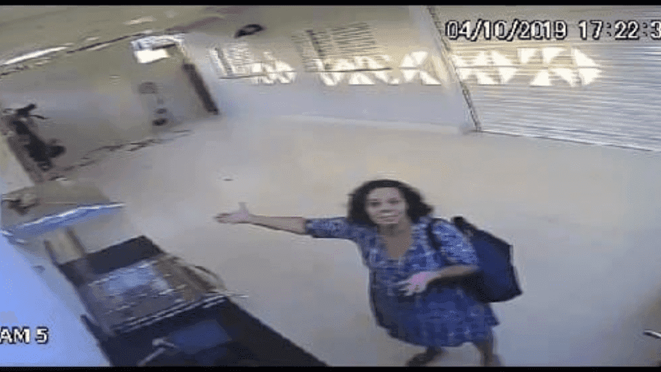 Hay nuevo video de mujer "encerrada" por portón de cochera