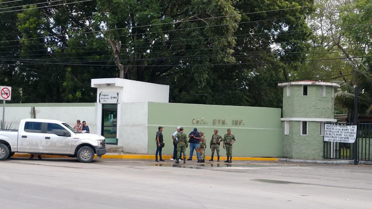 Balean a automovilista a metros de la Guarnición Militar en Cancún