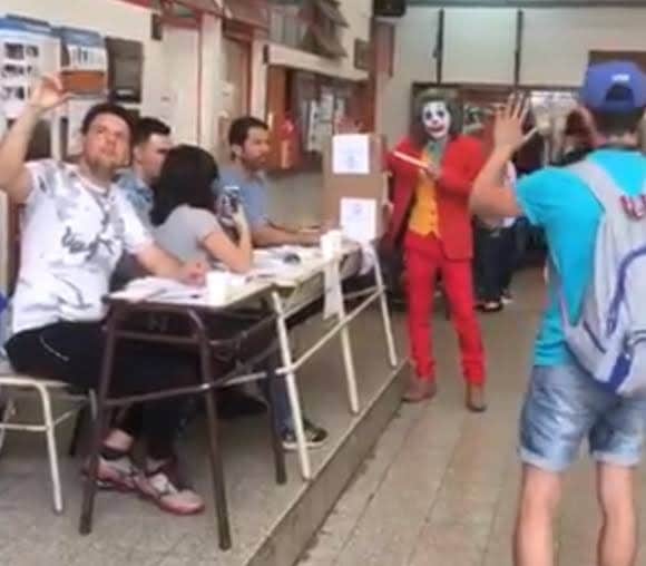 Hombre acude vestido de 'Joker' a elección