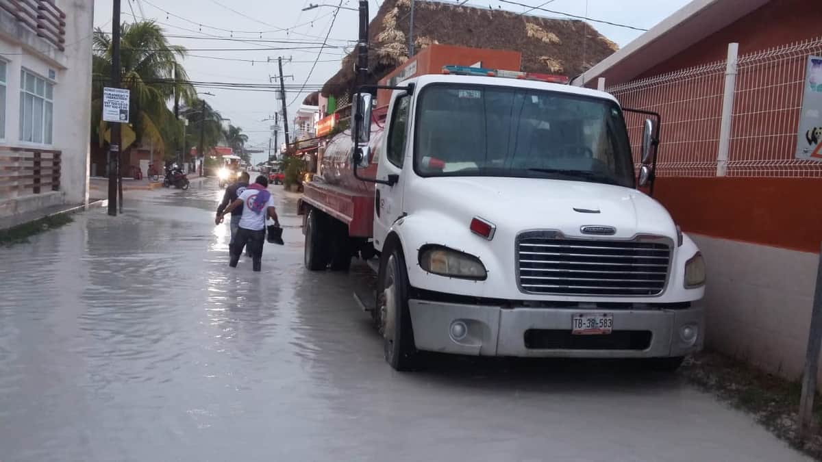 Inunda calles de Holbox frente Frío No. 7